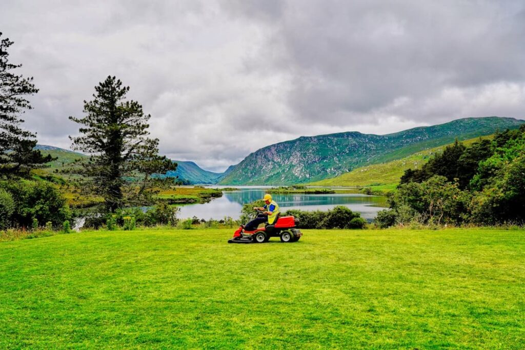 Rasentraktor auf großer Wiese